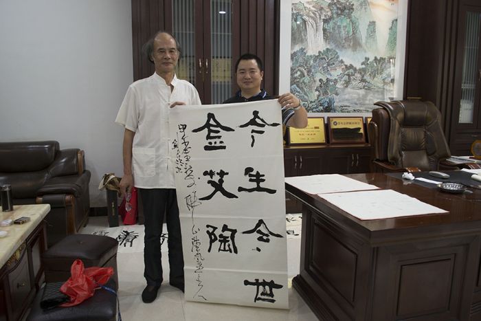 张剑岑先生（左）与糖心LOGO柚子猫陶瓷砖成人糖心VLOG视频营销总监刘鸿瑞（右）合影留念