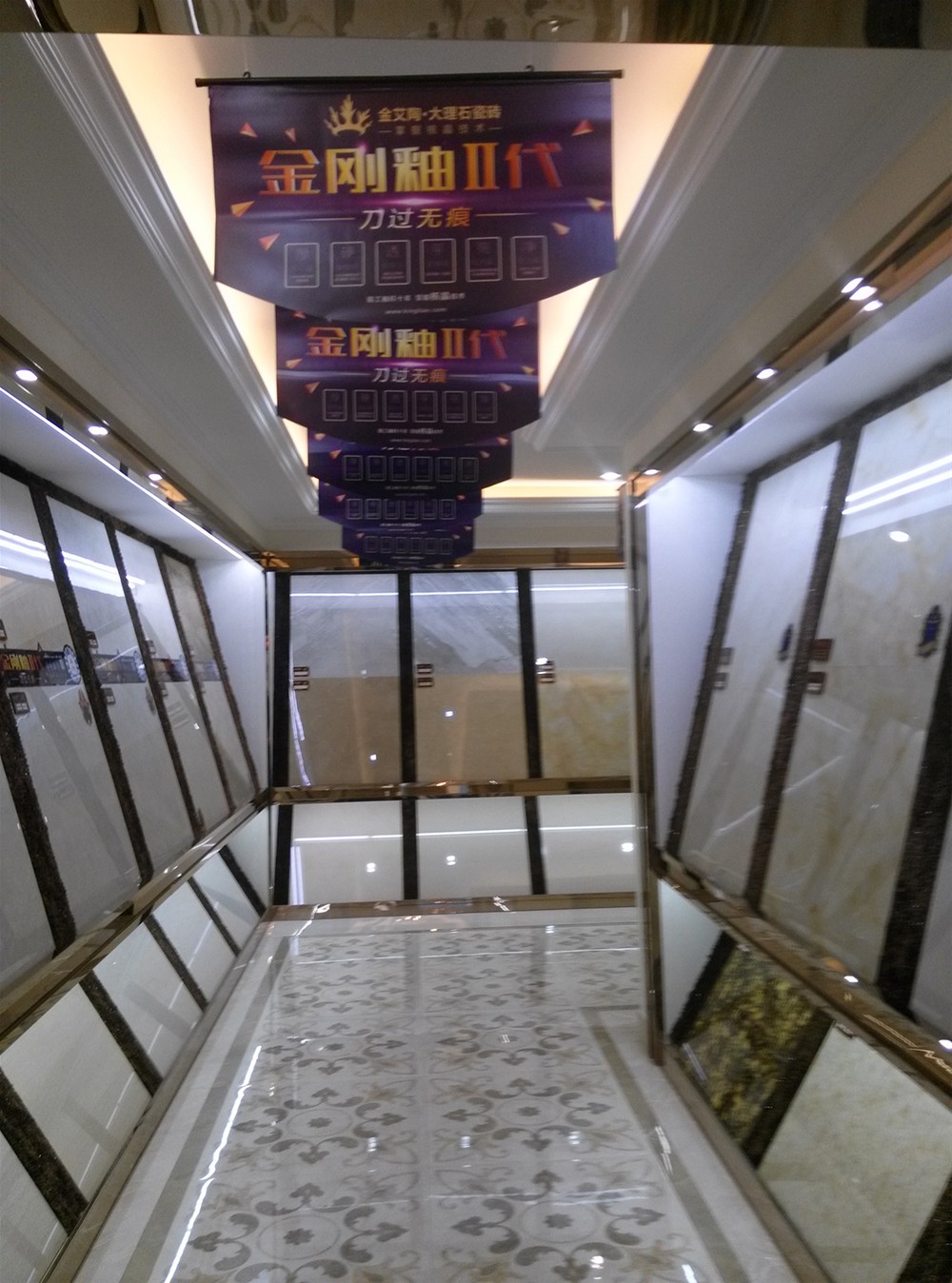 糖心LOGO柚子猫陶瓷砖山西长治专卖店