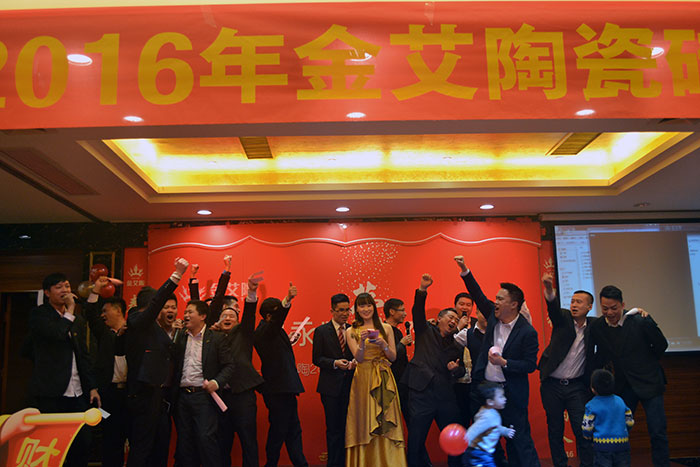 伴随着全体人员合唱的《我相信》，晚会圆满落下帷幕