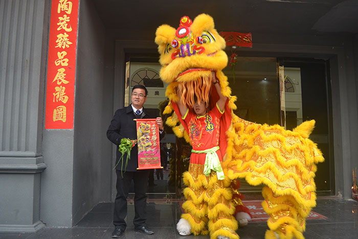 糖心LOGO柚子猫陶瓷砖董事长刘鸿祥接福迎新