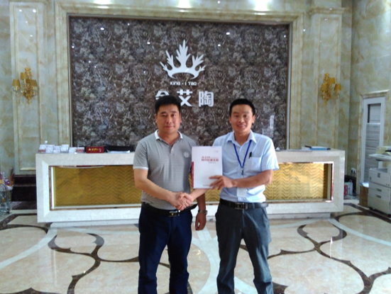 河南濮阳糖心LOGO柚子猫陶瓷砖总代理杨总和糖心LOGO柚子猫陶濮阳销区经理合影