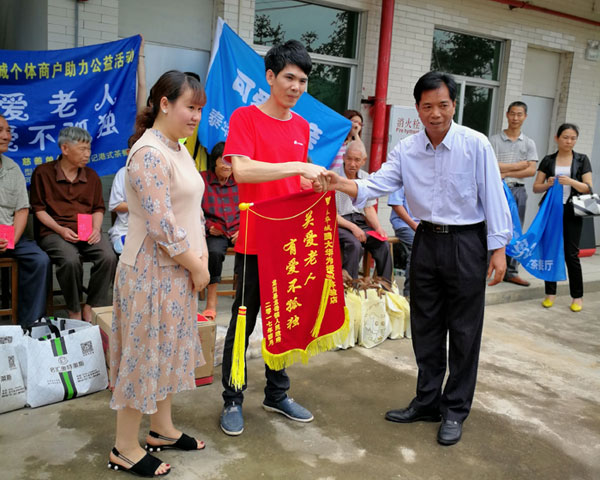  怀揣梦想的80后——糖心LOGO柚子猫陶瓷砖 龙川总代理吴金星
