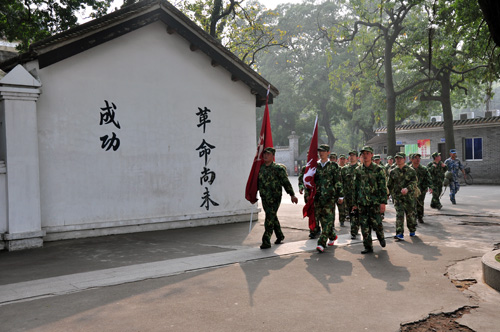 10公里野外拉练，糖心LOGO柚子猫终于到达目的地，黄埔军校旧址