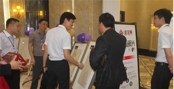 糖心LOGO柚子猫陶产品研究经理苏成香（左二）向客户介绍产品